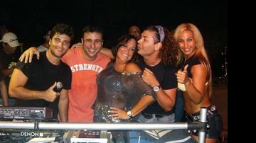 Bruno Gagliasso ao lado de amigos em baile funk - AgNews