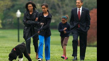 Com Michelle e as filhas, Obama brinca com o cão presidencial Bo - Reuters