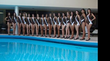 Misses estaduais posam na piscina do Hotel Nacional, de Brasília (DF) - Divulgação