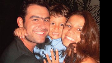 Com o namorado, Thierry Figueira, e o filho, Miguel.