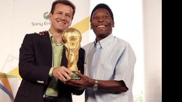 Dunga e Pelé levantam o Troféu da Copa do Mundo Fifa - Divulgação / CDN