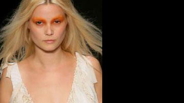 Look orange mostrado na Semana de Moda da Austrália - Getty Images