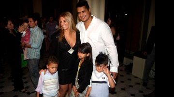 Carla Perez e Xanddy com as crianças - Orlando Oliveira / AgNews