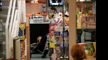 A atriz com José na loja de brinquedos - Daniel Delmiro / AgNews