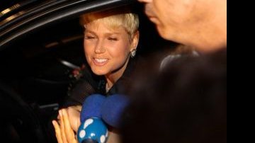 Xuxa Meneghel fala com a imprensa do lado de fora da festa - AgNews