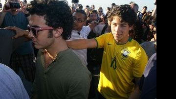 Nick Jonas vai ao Corcovado, no Rio, com camisa verde-amarela da seleção brasileira - Philipe Lima/AgNews