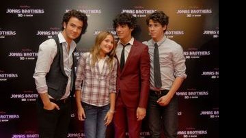 Sasha tieta os rapazes do grupo Jonas Brothers - Thyago Andrade/AgNews