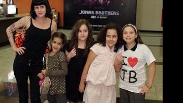 Fernanda Young com as filhas e as amiguinhas - Divulgação