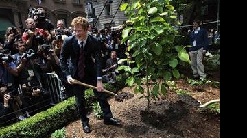 Príncipe Harry planta árvore em Nova York e homenageia os britânicos mortos nos atentados de 11 de Setembro - Reuters