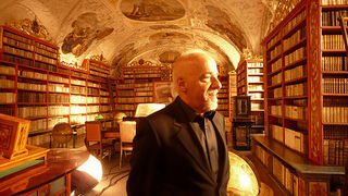 Paulo Coelho na biblioteca histórica do Mosteiro Strahoy, em Praga