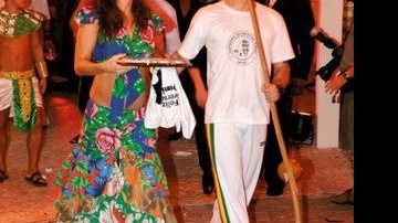 Ivete chega ao lado do namorado, trazendo doces para sua festa no restaurante Soho, na capital baiana - FOTOS: FELIPE PANFILI/AGNEWS