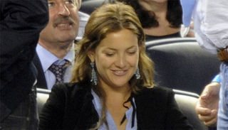 A atriz Kate Hudson assiste ao jogo do New York Yankees, time de Alex Rodríguez, em Nova Iorque