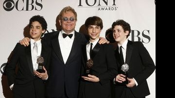Elton John com os atores mirins David Alvarez, Trent Kowalik e Kiril Kulish - Reuters