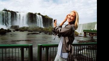 Paola fotografa as famosas quedas d'água na fronteira do Brasil com a Argentina e o Paraguai. - FOTOS JADER DA ROCHA/RAVI STUDIO FOTOGRÁFICO; CONSULTORIA DE BELEZA THIAGO STRAU B/VIMAX BEAUTY