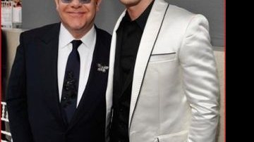 O anfitrião Elton John e o cantor Justin Timberlake - Reprodução