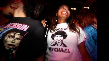 Fãs do mundo todo vestem camisetas em homenagem a Michael Jackson - Getty Images