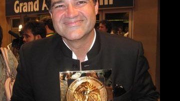 Sergio Valente exibe o troféu conquistado em Cannes - Divulgação