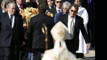 Ryan O'Neal, à direita, carrega o caixão de sua ex-mulher, Farrah Fawcett - Reuters