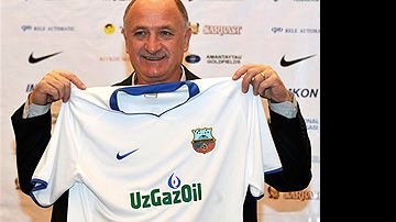 O treinador Luiz Felipe Scolari é apresentado no Bunyodkor, no Uzbequistão - Reprodução