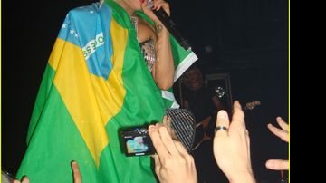 Enrolada na bandeira nacional, Lady Gaga canta em boate londrina - Reprodução