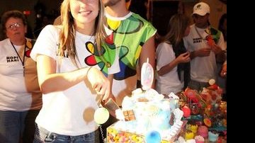 Claudia Leitte com o bolo - Divulgação