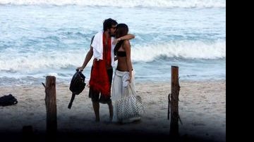 Paulinho Vilhena e Thaila Ayala se beijam na praia - Delson Silva/AgNews