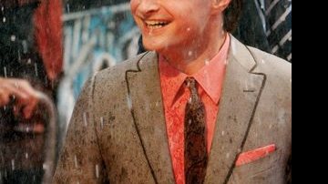 Daniel Radcliffe mantém o bom humor mesmo sob a forte chuva. - Reuters