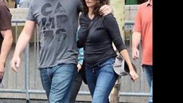 O casal Javier Bardem e Penélope Cruz caminham pelas ruas de Paris - Reprodução