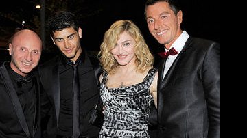 O estilista Domenico Dolce, o modelo brasileiro Jesus Luz, a cantora Madonna e o estilista Stefano Gabbana - Reprodução