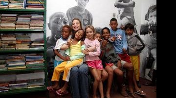Luana Piovani com as crianças do Morro da Providência - Philippe Lima/AgNews