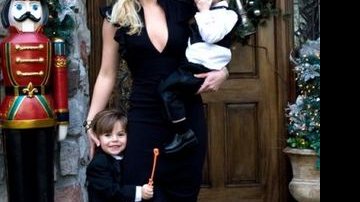 A cantora Britney Spears posa ao lado dos filhos Sean Preston e Jayden James - Reprodução
