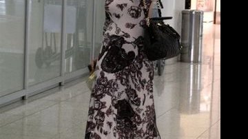 Ana Furtado opta por vestido longa estampado para viajar - AgNews