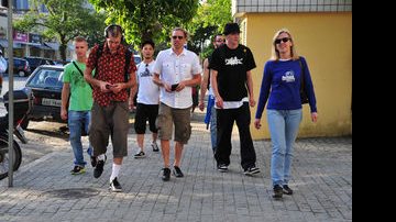 O grupo francês S'Poart passeando pelas ruas de Joinville - NILSON BASTIAN