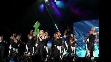 Madonna segura a bandeira do Brasil durante sua apresentação em Madrid - Reprodução