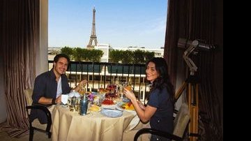 Com vista para a Torre Eiffel, o casal brinda à paixão no Plaza Athénée. - ALVARO TEIXEIRA