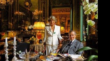 O casal, que fundou a empresa de cosméticos francesa em 1976, lê CARAS na sala do suntuoso apartamento no Quai D'Orsay, de frente para o rio Sena. - MARTIN GURFEIN