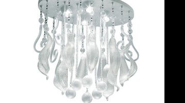 Luminária Elysse de Murano, com uma cascata de cristais transparentes e com diferentes formatos (galleryvetridarte.com.br) - Divulgação