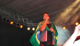 Xanddy durante apresentação do Harmonia do Samba na Europa - Divulgação