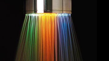 O chuveiro Chromo de teto traz um sistema inédito de funcionamento para produzir o efeito da cromoterapia: durante o banho,cabos de fibra ótica e lâmpadas especiais tornam a água colorida, 0800 011-7073 (deca.com.br) - Divulgação