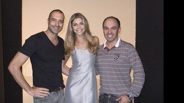 O fotógrafo Gui Paganini, Grazi Massafera e o gerente de marketing da Favorita, Edson Busin - Divulgação