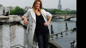 A atriz à beira do Sena e com a Torre Eiffel ao fundo. - RENATO ROCHA MIRANDA/TV GLOBO