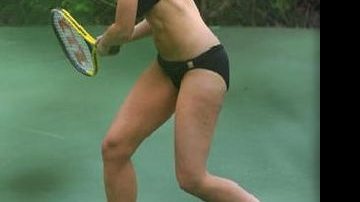 Jennifer Love Hewitt joda partida de tênis vestida de salto alto e biquíni - Reprodução