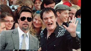 Brad Pitt, sozinho e moreno, causa frisson ao lado de Tarantino. - REUTERS