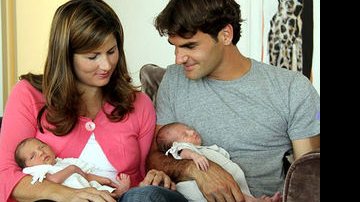 O casal Roger Federer e Mirka Vavrinec mostram as filhas gêmeas Myla Rose e Charlene Riva - Divulgação/Arquivo Pessoal