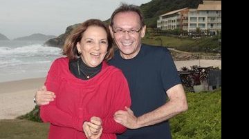José Wilker e Denise del Vecchio apreciando a vista da praia do Santinho - Marcus Quint