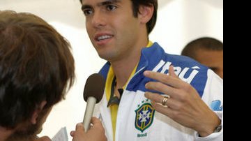 Kaká fala com a imprensa na chegada da seleção brasileira à Estônia - Reuters