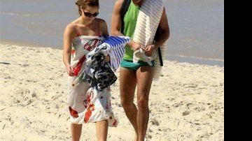 Paola Oliveira e Joaquim Lopes flagrados juntos em praia no Rio de Janeiro - Marcio Honorato / AgNews