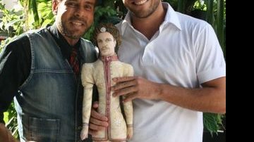 Roberto Camasmie homenageia Rodrigo Lombardi com boneco inspirado em Raj - Divulgação