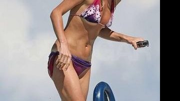 A socialite Paris Hilton curte viagem em Bora Bora - Reprodução
