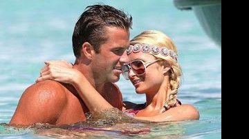 O casal Paris Hilton e Doug Reinhardt curtem viagem romântica em Bora Bora - Reprodução